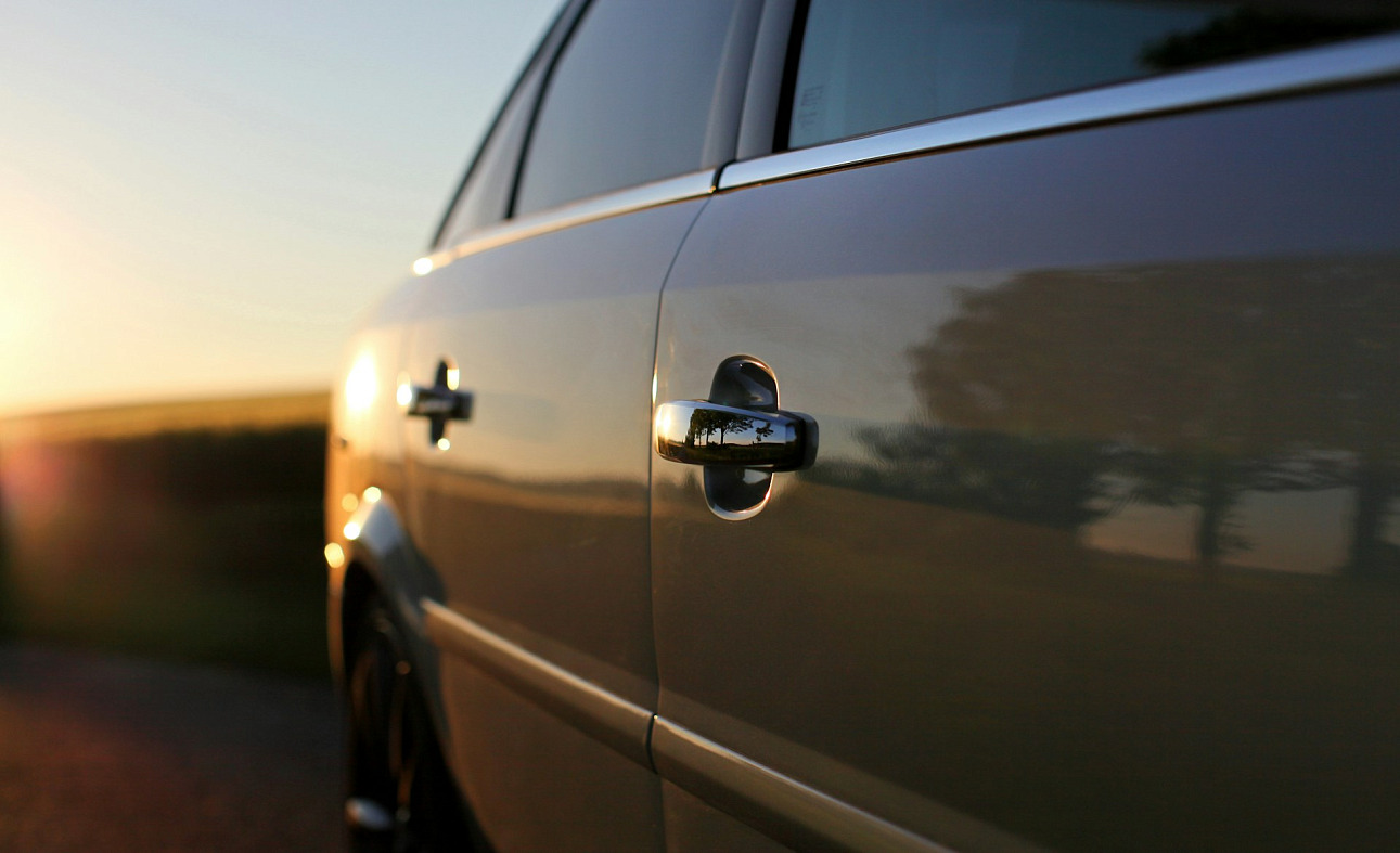 Как выбрать между заменой и ремонтом дверей для автомобиля